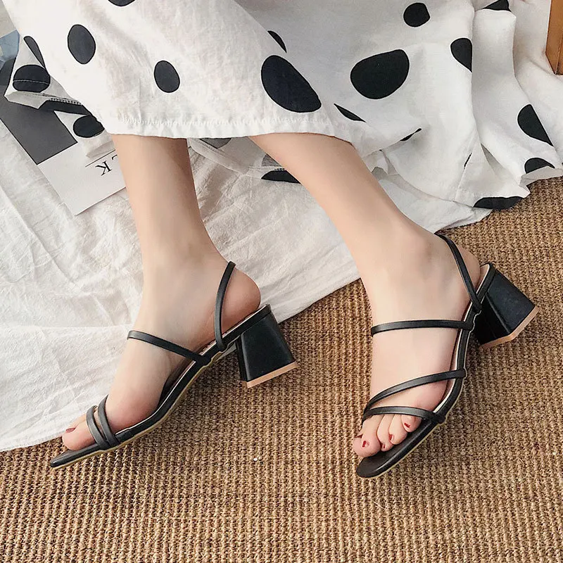 Vrouwelijke sandalen met vierk - Crossfit Lady recensie en prijs